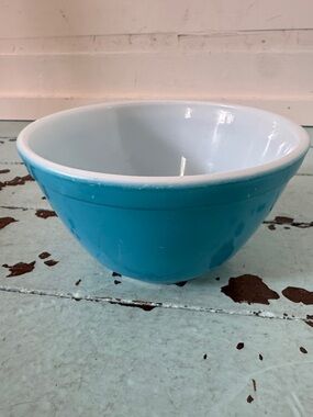 Vintage Pyrex #401 Smallest Mixing Neating Bowl. Blue White